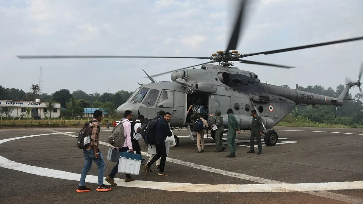 Polling personnel leaving for Dantewada (photo: @DDNewslive/ X)
