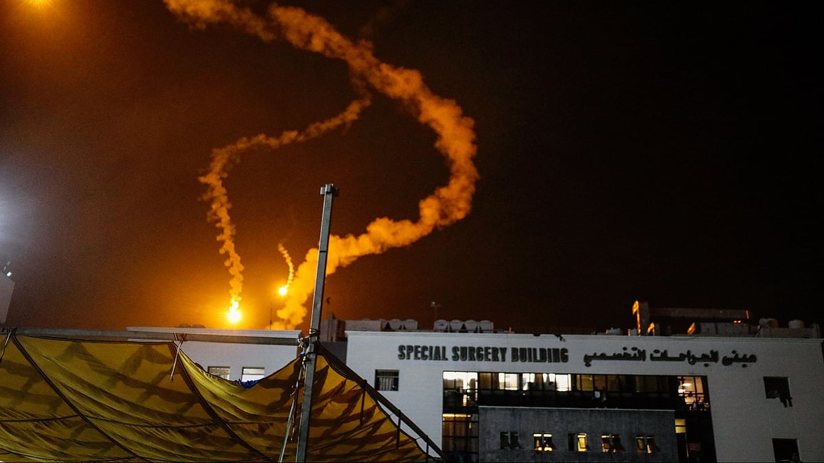 Israeli flares light up the sky above Al-Shifa Hospital in Gaza on 6 November (photo: Getty Images)