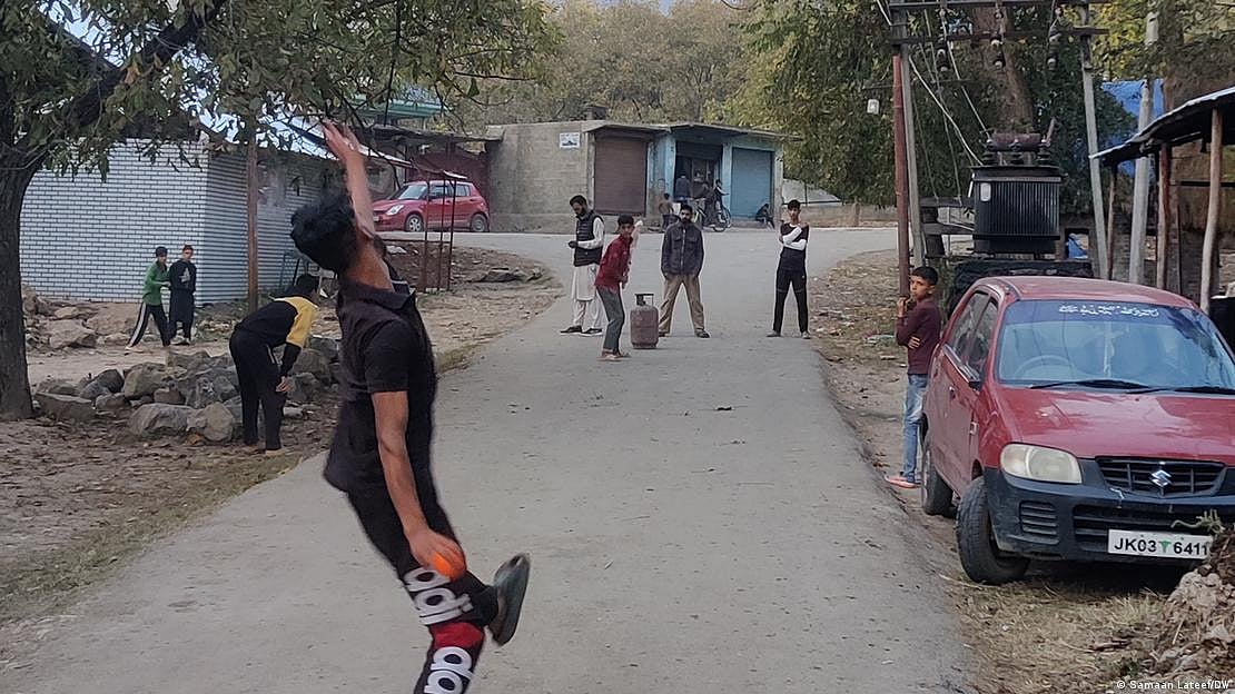 Cricket is popular among boys in the area (photo: DW)