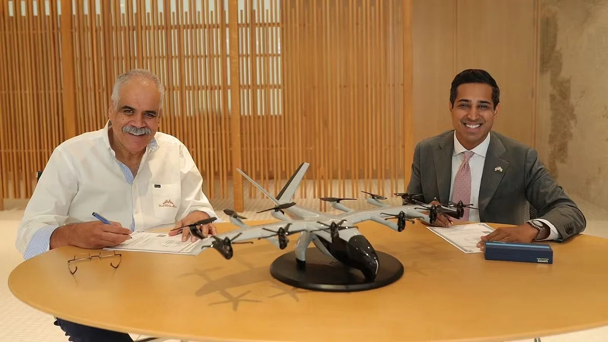 Signing ceremony at InterGlobe headquarters in New Delhi between InterGlobe group managing director Rahul Bhatia and Archer Aviation CCO Nikhil Goel (photo: Archer Aviation)