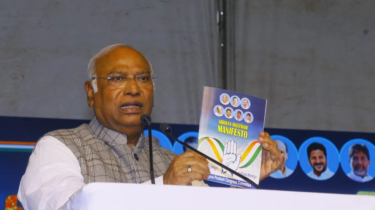 Congress president Mallikarjun Kharge releases the election manifesto for Telangana (photo: @revanth_anumula/X)