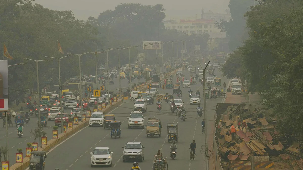 Vehicles drive through smog on Bailey Road, Patna (photo: Getty Images)