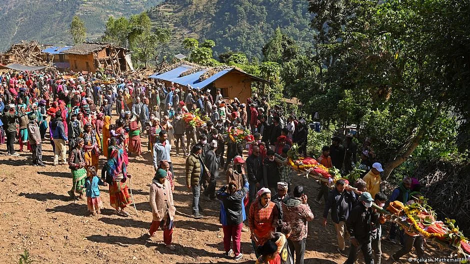 A remote village in western Nepal held a funeral for earthquake victims on Sunday (photo: DW)