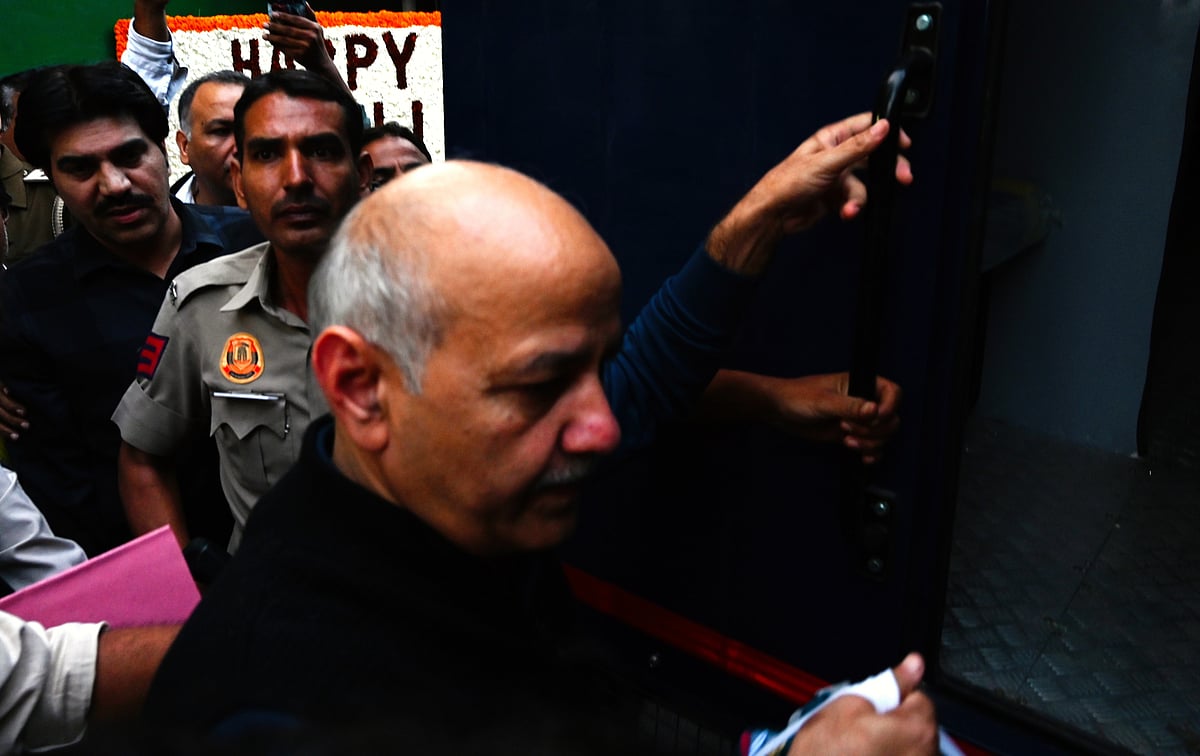 Delhi deputy chief minister Manish Sisodia leaves for Tihar Jail after spending some time at home, on 11 November in New Delhi (photo: Getty Images)