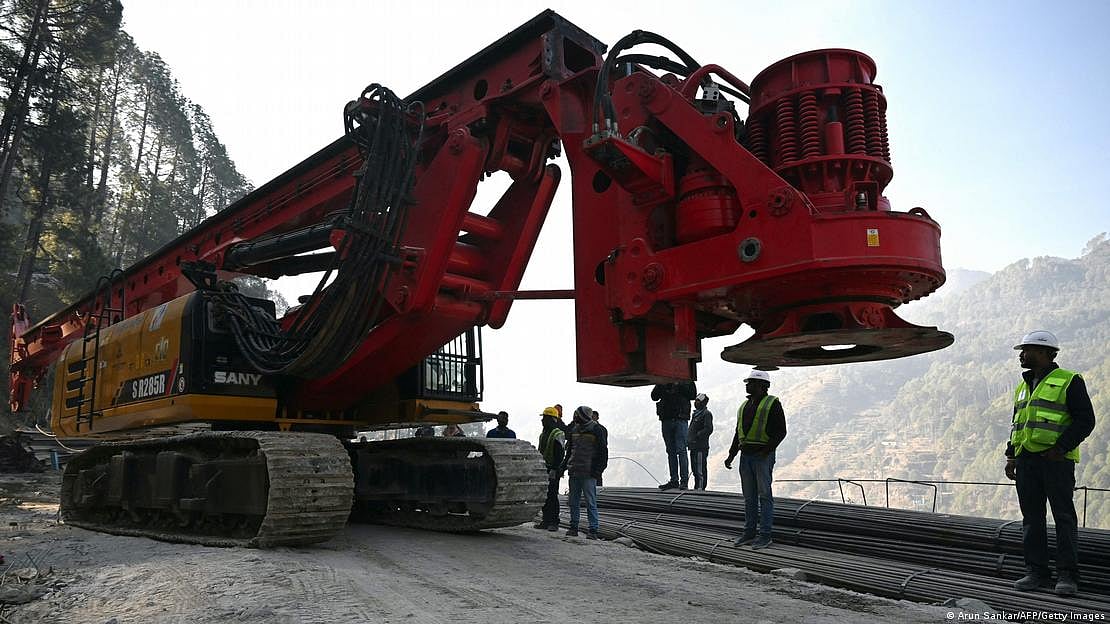 Rescuers began using a new machine to drill vertically on Saturday (Photo: DW)