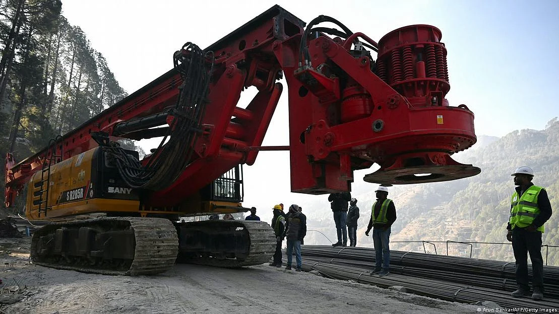 Rescuers began using a new machine to drill vertically into Silkyara tunnel (Photo: DW)
