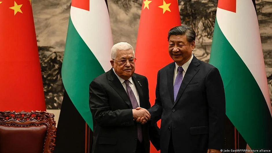 Chinese President Xi Jinping (right) told Palestinian Authority President Mahmoud Abbas (left) in June that China backs the Palestinian struggle for statehood (photo: DW)