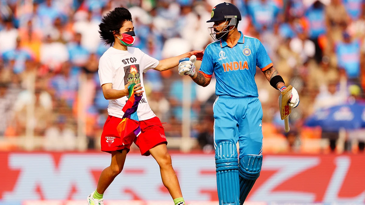 Wen Johnson rushes to hug Virat Kohli during the ICC World Cup 2023 final at Narendra Modi Stadium (photo: Getty Images)