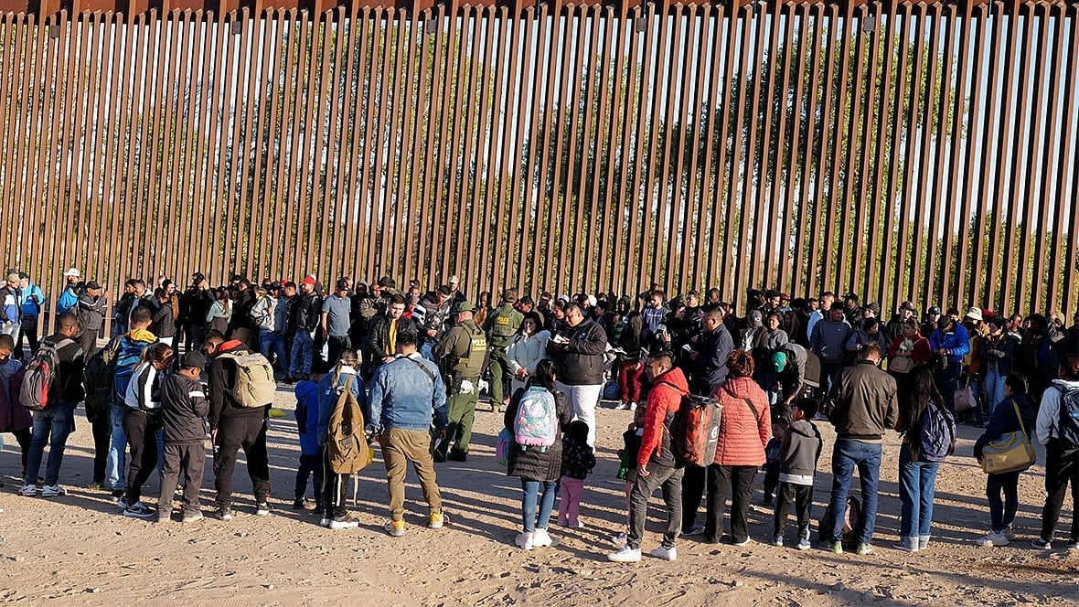 Representative image of migrants trying to cross into the US (Photo by Nick Ut/Getty Images)