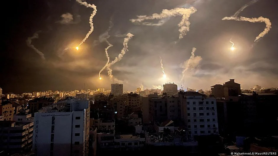 Airstrike central: Missiles light up the sky above a darkened city at night during the Israel–Palestine conflict (photo: DW)