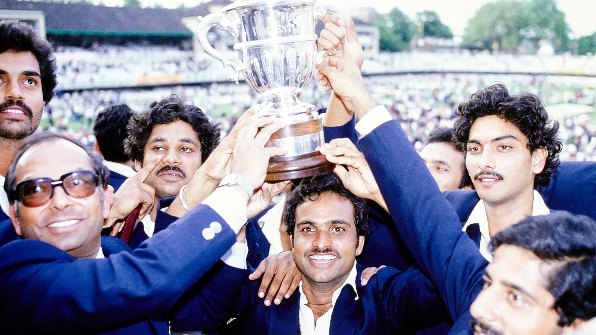 The late Yashpal Sharma (centre) holds the 1983 World Cup trophy with Ravi Shastri (right), Dilip Vengsarkar (far left) and other team mates on 25 June 1983 (photo: Getty Images)