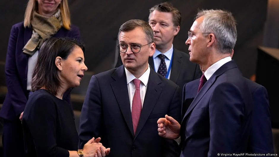 Ukrainian Foreign Minister Dmytro Kuleba (middle) made clear to NATO ministers that Kyiv would not back down in its fight against the Russian invasion. (photo: DW)