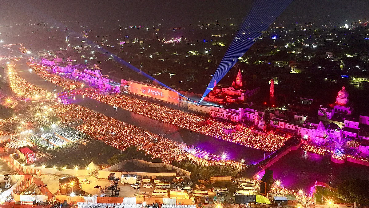 22.23 lakh earthen lamps -- 6.47 lakh more than last year -- were lit by 25,000 volunteers at the 51 ghats of Ram Ki Paidi along the river.  (photo: @narendramodi/X)