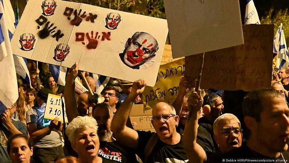 Protesters call on PM Netanyahu to step down (photo: DW)