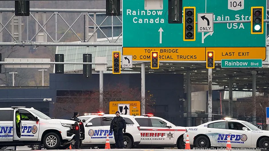 The Rainbow Bridge border crossing connects the United States and Canada, near Niagara Falls (photo: DW)