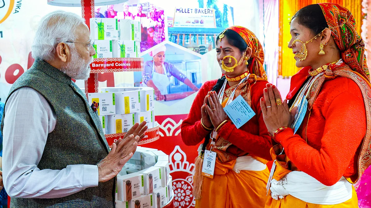 PM Modi being greeted at the global investors' summit in Dehradun (photo: @narendramodi/X)