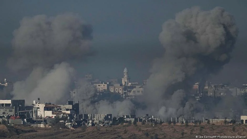 Israel said the military had struck more than 400 targets in Gaza over the weekend. (photo: DW)