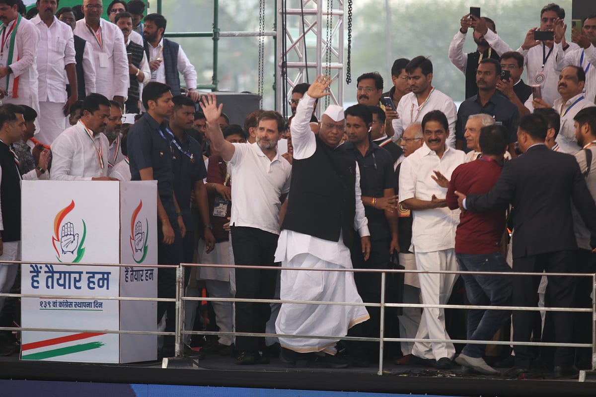 ... as Congress leaders, led by president Mallikarjun Kharge and MP Rahul Gandhi, head up to dais (photo: Sunny Shende)