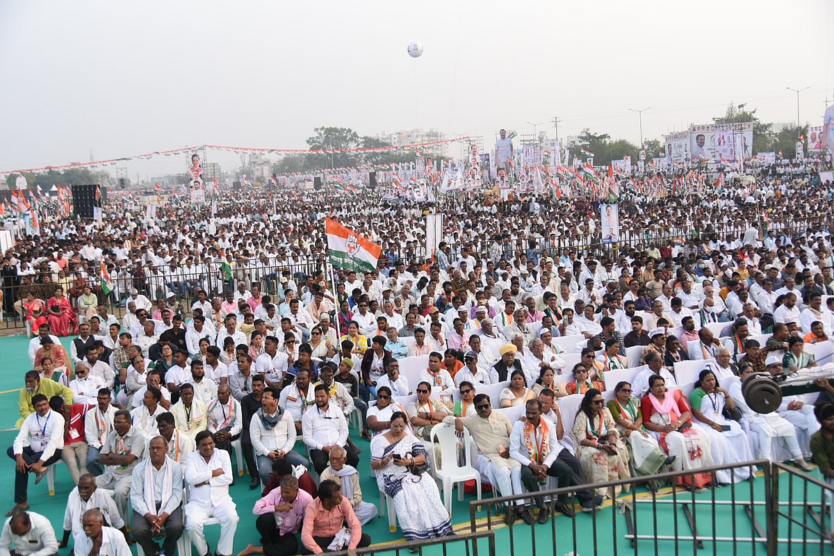 The grounds fill up in Umrer, near Nagpur...