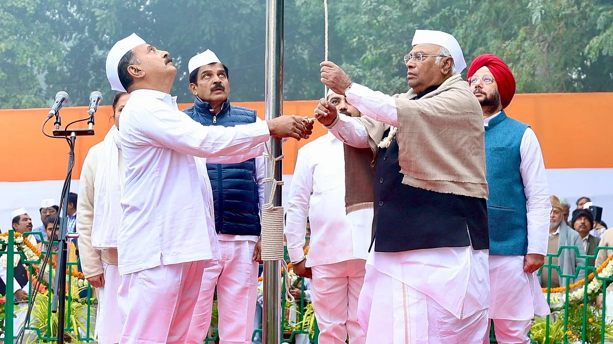 On the 139th foundation day of the Indian National Congress, party chief Mallikarjun Kharge hoisted the flag at the party headquarters. (photo: @priyankagandhi/X)