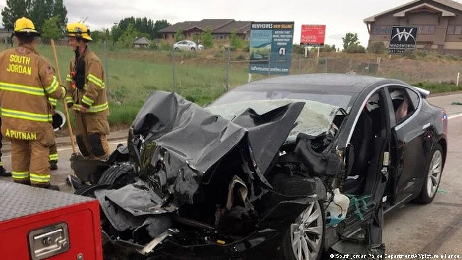 Experts say the software update fails to address the real problem, the inability of Teslas to recognise and avoid objects when in autopilot mode. (photo: DW)