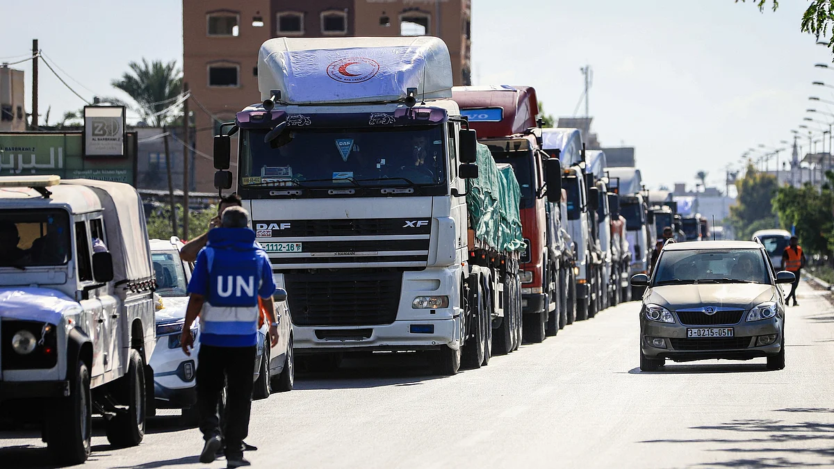 Despite plans for 200 daily trucks during the ceasefire, Israeli obstacles led to some delays, as per an Egyptian security official. (photo: Getty Images)