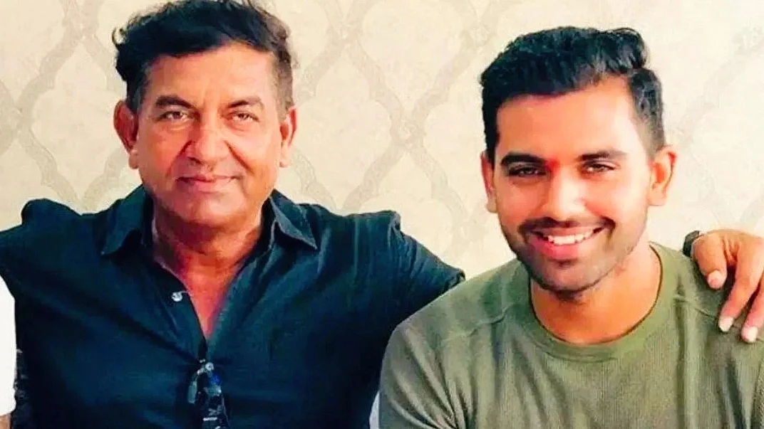 Deepak Chahar with his father (photo: @deepak_chahar9/X)