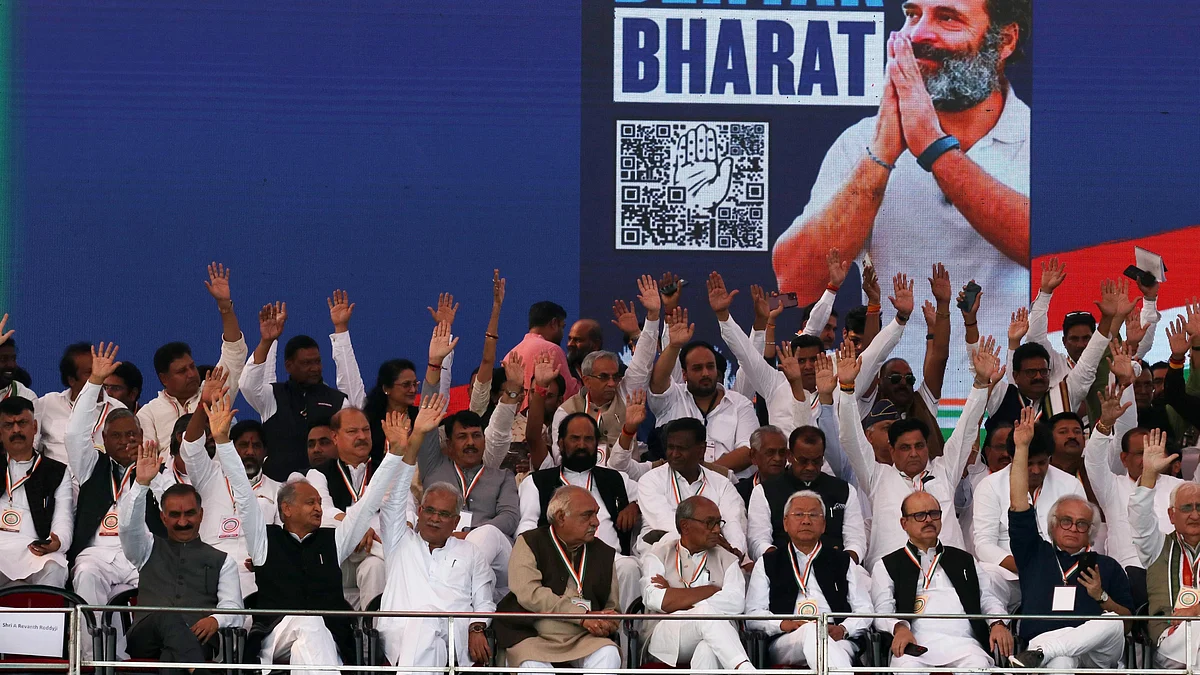 All hail a vision of a new India, once again founded on principles of freedom, equality, justice & fraternity! Congress leaders wave in unison on the 139th Foundation Day rally in Nagpur on 28 December (photo: Sunny Shende)