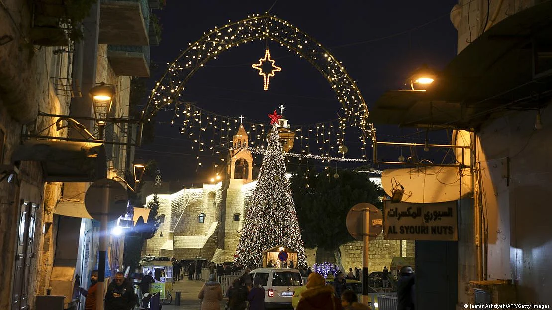 The Christmas tree that normally stands outside of the Church of Nativity was conspicuously absent this year. Pictured are decorations from three years ago. (photo: DW)