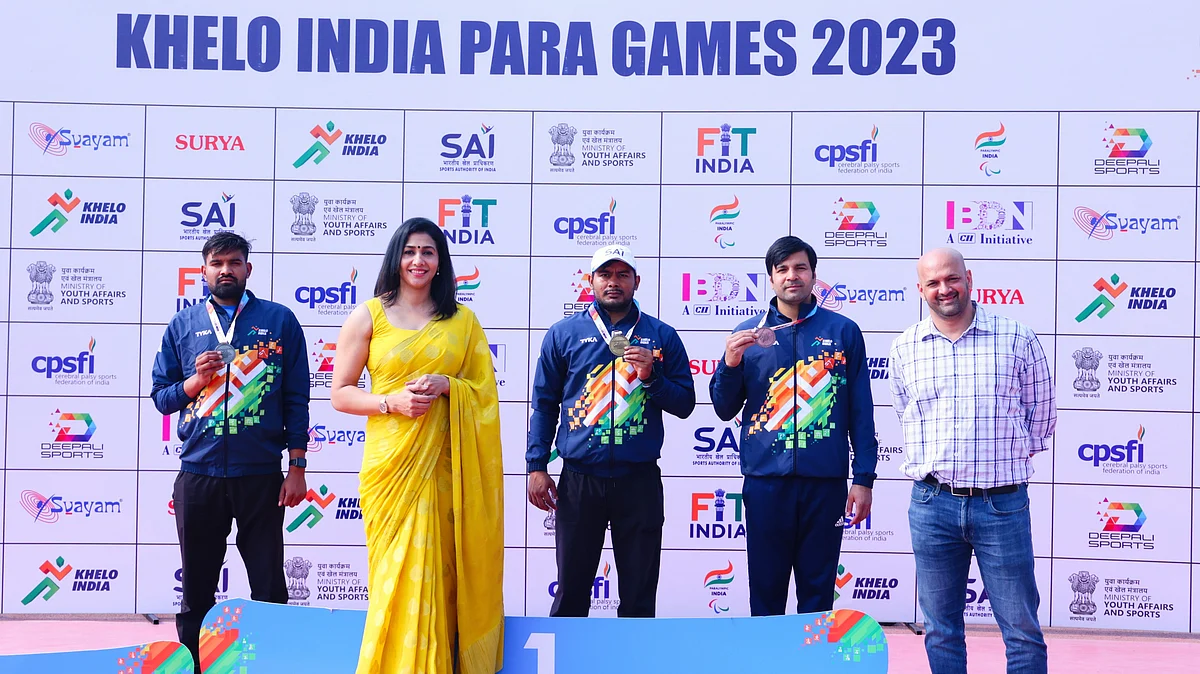 Anju Bobby George and Viren Rasquinha during a medal ceremony of Khelo India Para Games on Wednesday (photo: SAI)