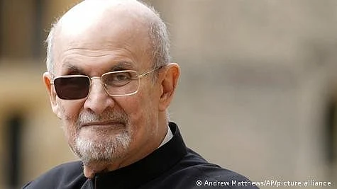 Salman Rushdie (photo: Andrew Matthews/AP/picture alliance via DW)