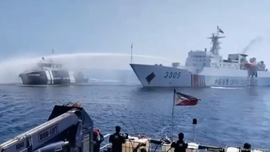 A Chinese Coast Guard ship, right, uses a water cannon on a Philippine Bureau of Fisheries and Aquatic Resources (BFAR) vessel as it approaches the Scarborough Shoal. (photo: DW)