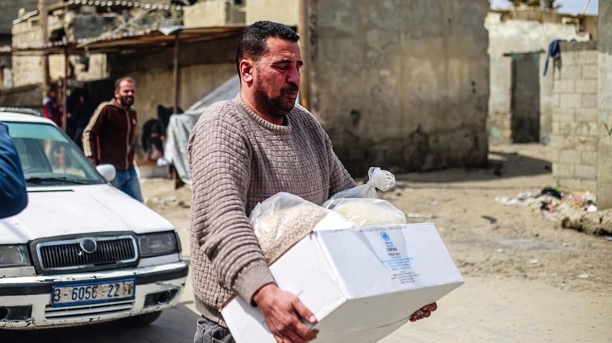 Representative image of a Palestinian man carrying aid (photo: Getty Images)