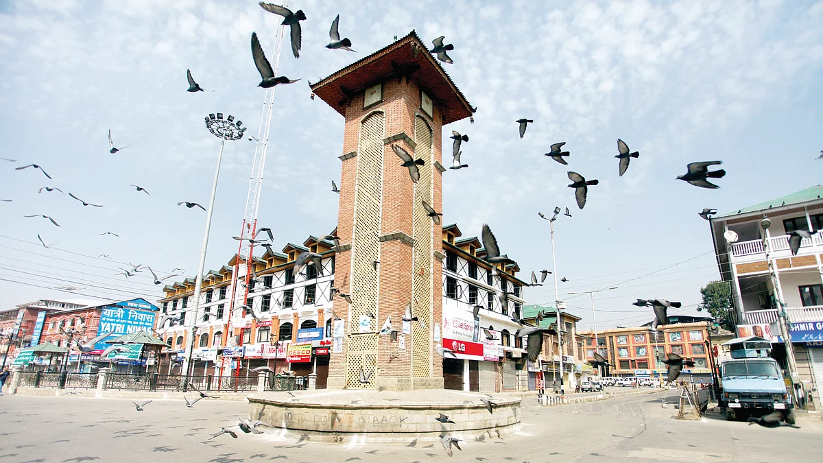 A deserted Lal Chowk, Srinagar (Photo: getty)