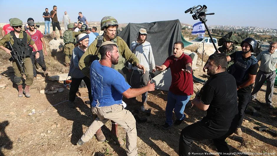 The UN has voiced concern about mounting violence towards Palestinians in the occupied West Bank. Here, a confrontation between Palestinians and Israelis with the Israel Defense Forces intervening is being filmed (photo: DW)