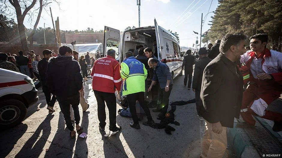 Medics treat the injured at the site of two blasts near the grave of late general Qassem Soleimani, in the deadliest attack on Iranian soil in decades (photo: DW)