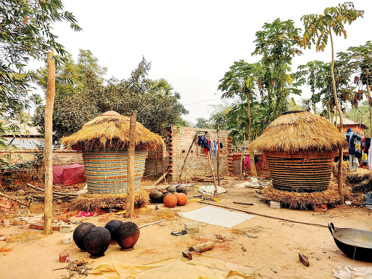 Earthen jars in which hanriya, the traditional Santhal liquor, is brewed (photo: PARI)