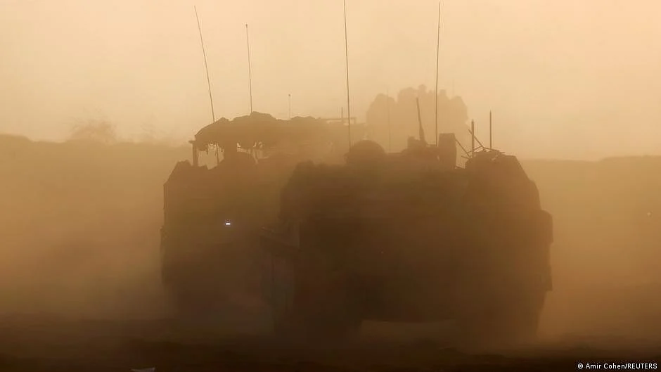 Israeli tanks roll through the rubble in bombarded Gaza (photo: DW) 