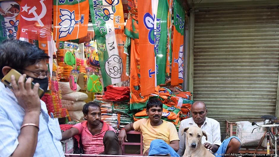 What do India's political logos symbolise? Representative image shows a roadside stall selling banners and pennants of various parties—CPI(M), BJP, Trinamool Congress and others (photo: DW)