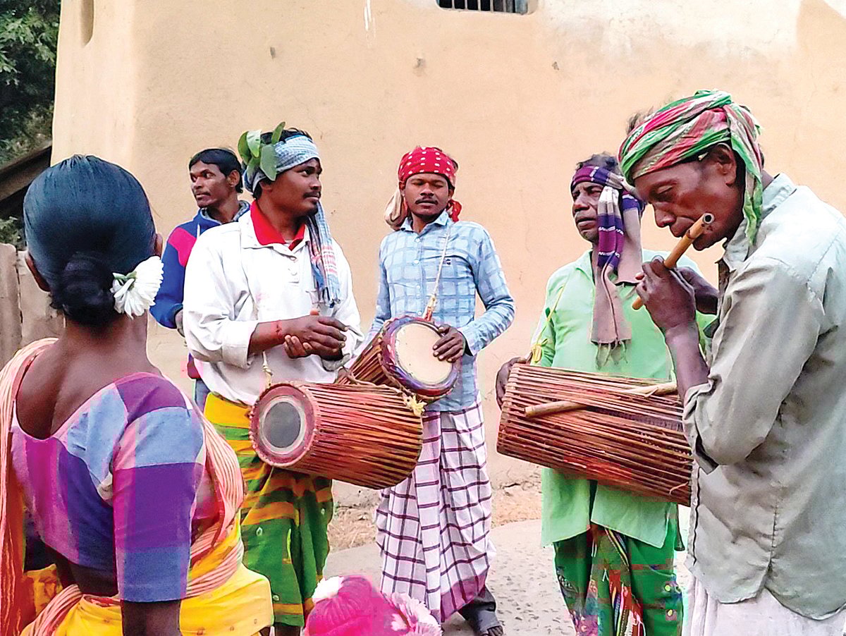 A Santhal song-and-dance routine brings the community together (photo: PARI)