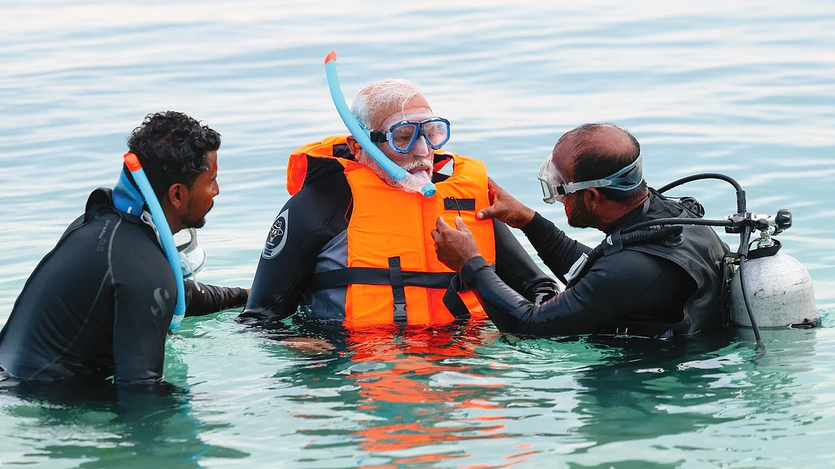 PM Modi snorkelling in Lakshadweep (photo: @narendramodi/X)