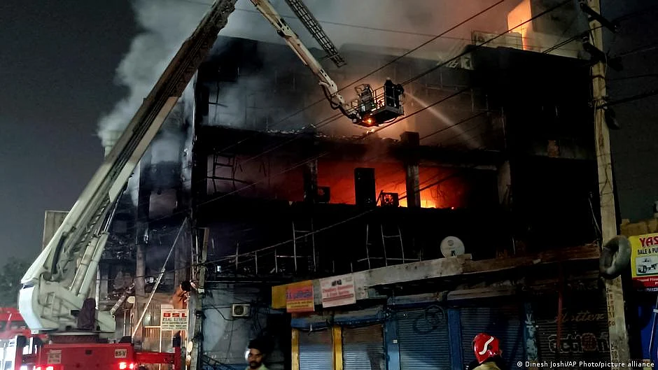 At least 27 people died as a result of this factory fire in New Delhi in May 2022.. (photo: DW)