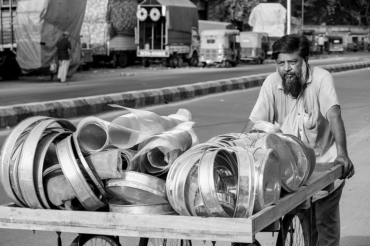 Thrice a week, Mohamad bhai pushes his 'sale or repair' cart of sieves around the city from 6 a.m. in the morning—the only remaining itinerant artisan of his kind. Some days he earns Rs 100, some days Rs 500, some days nothing at all. (photo: Umesh Solanki via PARI)
