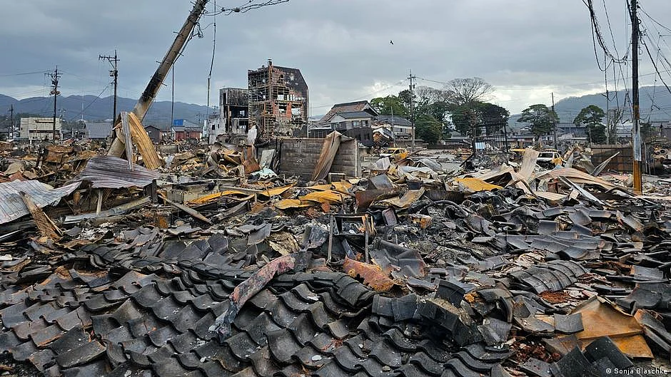 A large swath of land in Wajima was reduced to nothing but charcoal, molten plastic and metal after a massive fire raged through the famous morning market. (photo: DW)