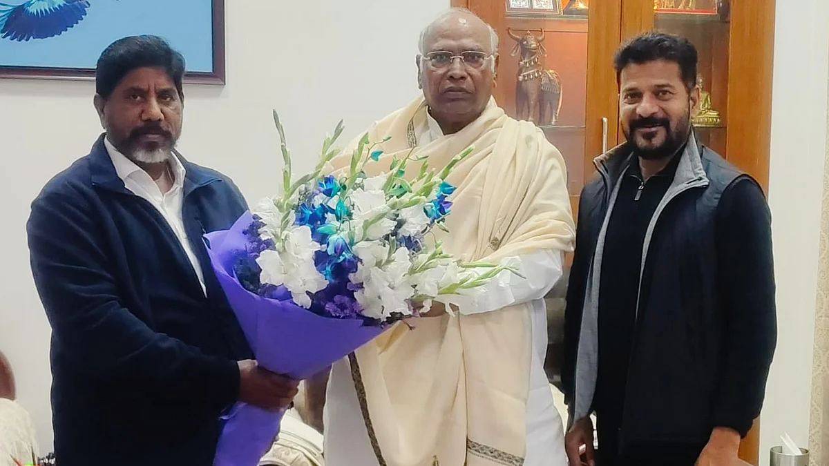 (From right) Telangana CM Revanth Reddy with Congress president Mallikarjun Kharge and deputy CM Vikaramarka (photo: @revanth_anumula/X)