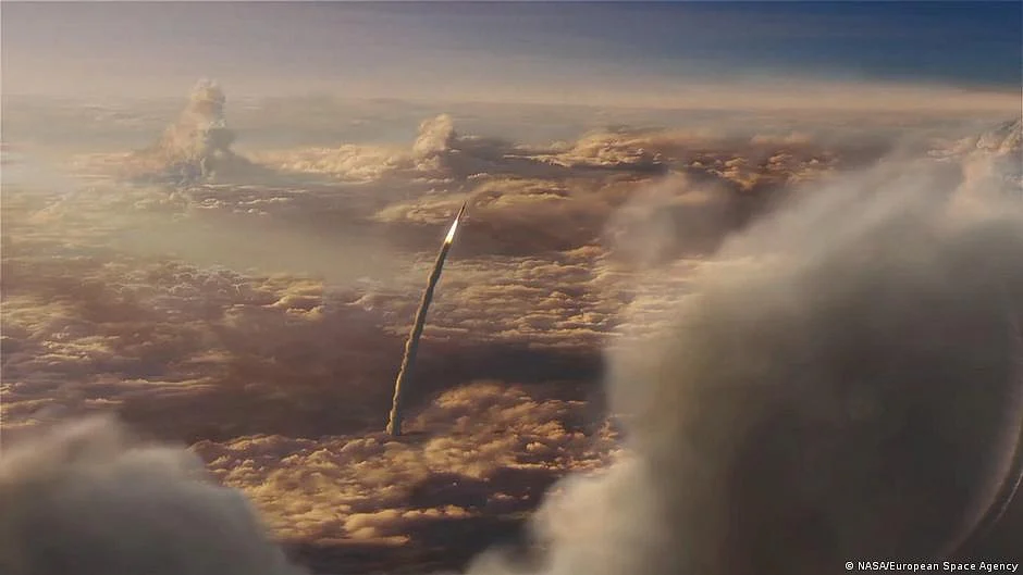 2024 will see important missions preparing for the first crewed lunar landings in more than 50 years. Representative image shows a successful rocket launch leaving the earth's atmosphere, rising beyond the clouds (photo: DW)