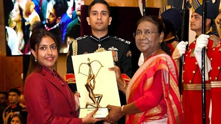 Ayhika Mukherjee receives the Arjuna award from President Droupadi Murmu (photo courtesy: Ayhika Mukherjee) 