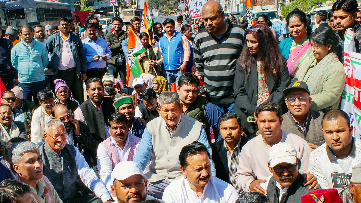 Former Uttarakhand CM Harish Rawat and other Congress leaders at a protest near the Assembly in Dehradun (photo: PTI)