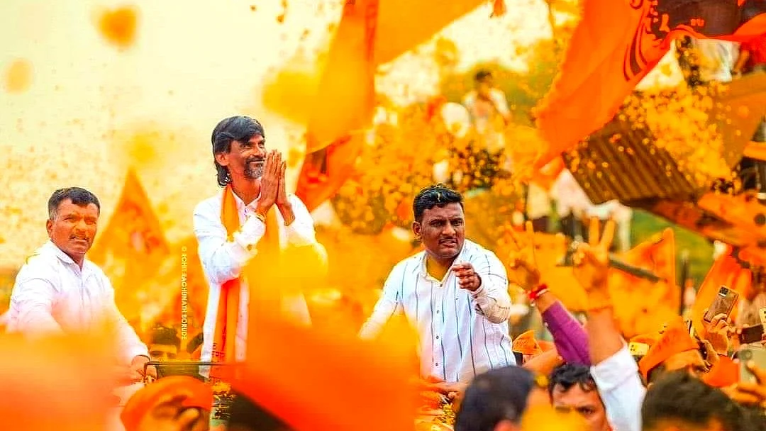 Maratha reservation activist Manoj Jarange Patil greets supporters (photo: @jogalshailaja/X)