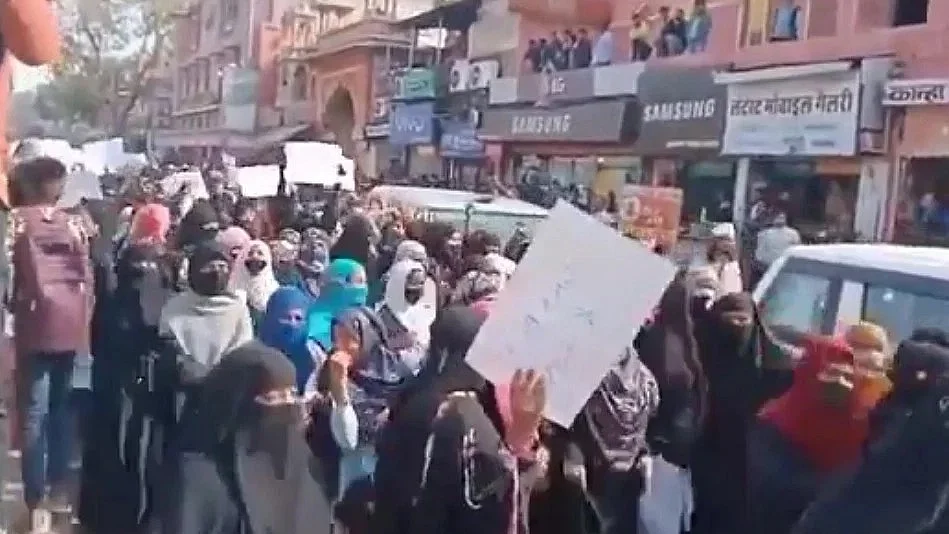 Muslim schoolgirls protest in Jaipur against BJP MLA Balmukund Acharya's remarks against hijab, calling out 'Baba maafi mangega (the Baba must apologise)' (screengrab from a video shared by @NargisBano70/X)